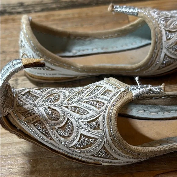 Elegant Tan & Cream Embroidered Children’s Shoes - Picture 4 of 7